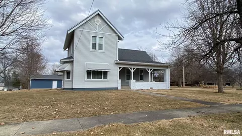609 E 3rd St, Delavan, IL 61734 photo 2