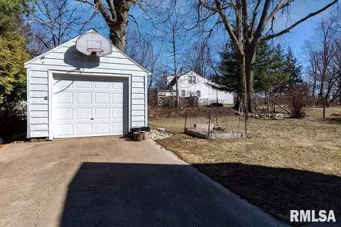 105 S Hamilton St, Eureka, IL 61530 photo 3