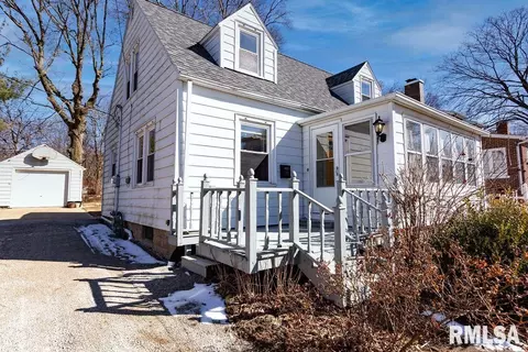 105 S Hamilton St, Eureka, IL 61530 photo 2