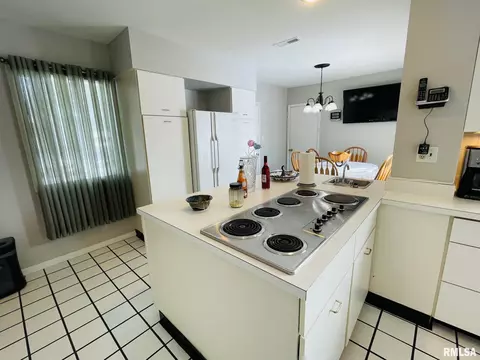 736 E Franklin St, Macomb, IL 61455 photo 7
