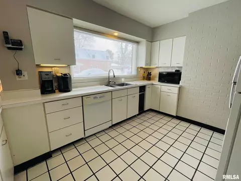 736 E Franklin St, Macomb, IL 61455 photo 8
