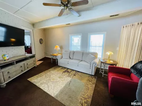 736 E Franklin St, Macomb, IL 61455 photo 3