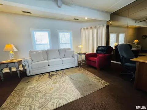 736 E Franklin St, Macomb, IL 61455 photo 4