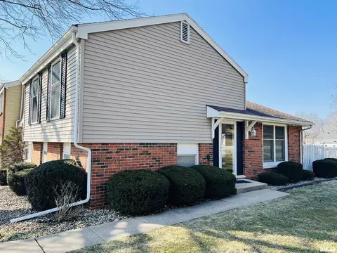 340 Jamestown Dr, Macomb, IL 61455 photo 2