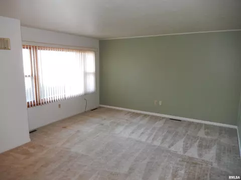 307 Robin Rd, Macomb, IL 61455 photo 8