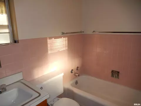 307 Robin Rd, Macomb, IL 61455 photo 16