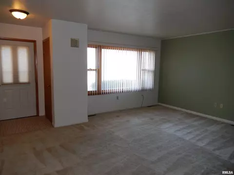 307 Robin Rd, Macomb, IL 61455 photo 7