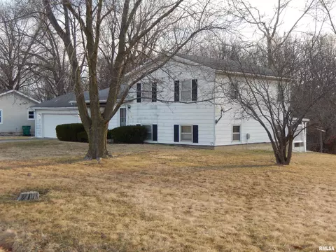 307 Robin Rd, Macomb, IL 61455 photo 2