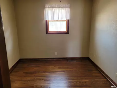 1131 E Locust St, Canton, IL 61520 photo 5