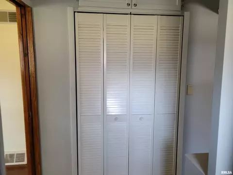 1131 E Locust St, Canton, IL 61520 photo 7