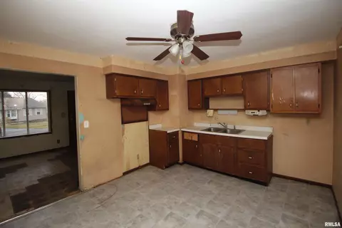 220 E Bittersweet Rd, Washington, IL 61571 photo 7