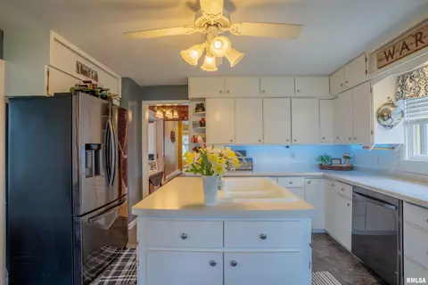 506 W Broad St, Roanoke, IL 61561 photo 10