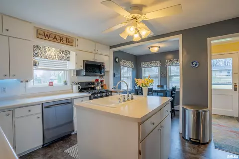 506 W Broad St, Roanoke, IL 61561 photo 9