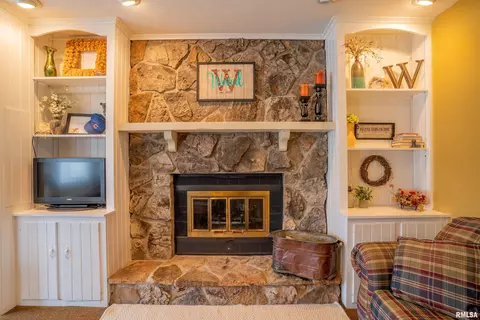 506 W Broad St, Roanoke, IL 61561 photo 4