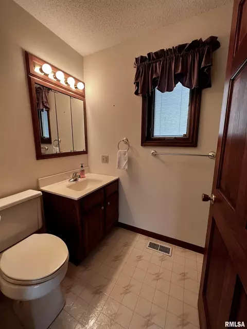 1172 Stacy Ln, Macomb, IL 61455 photo 14