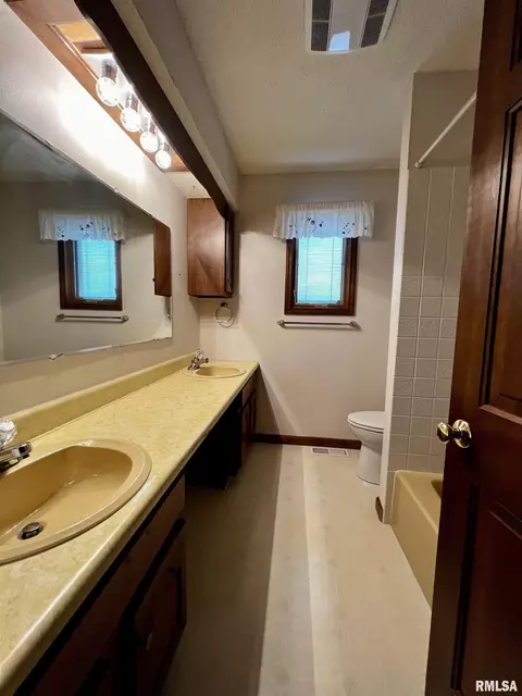 1172 Stacy Ln, Macomb, IL 61455 photo 17