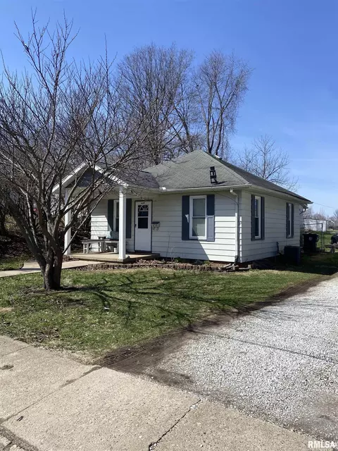 636 Keeling Ct, Canton, IL 61520 photo 2