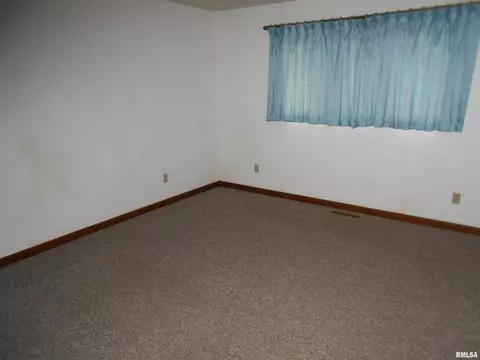 148 James Dr, Macomb, IL 61455 photo 12