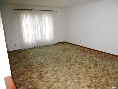 148 James Dr, Macomb, IL 61455 photo 3