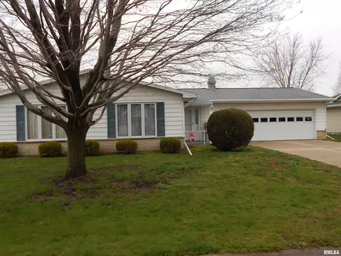 148 James Dr, Macomb, IL 61455 photo 2