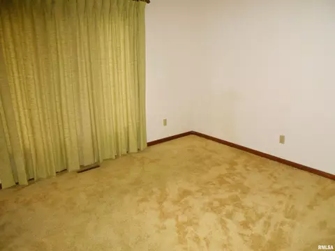148 James Dr, Macomb, IL 61455 photo 10