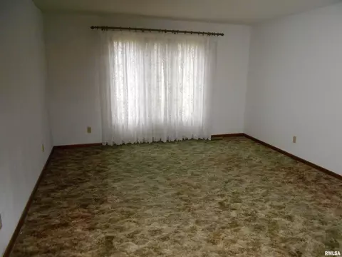 148 James Dr, Macomb, IL 61455 photo 4