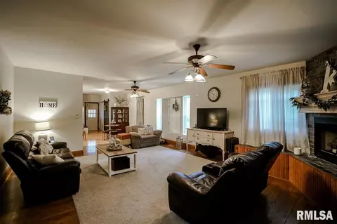 238 W Pine St, Canton, IL 61520 photo 6