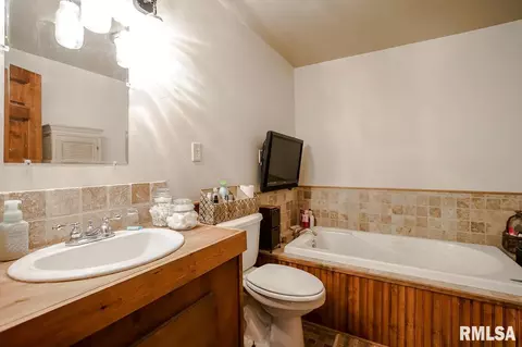 238 W Pine St, Canton, IL 61520 photo 32