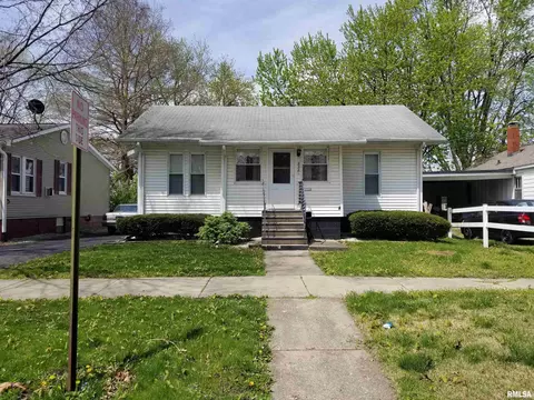 838 S Main St, Canton, IL 61520 photo 2