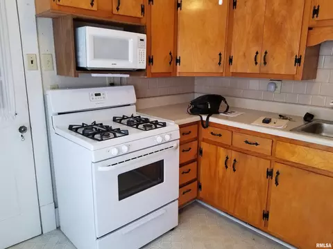 838 S Main St, Canton, IL 61520 photo 11