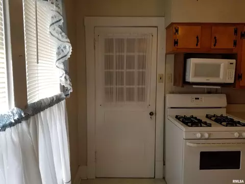 838 S Main St, Canton, IL 61520 photo 12