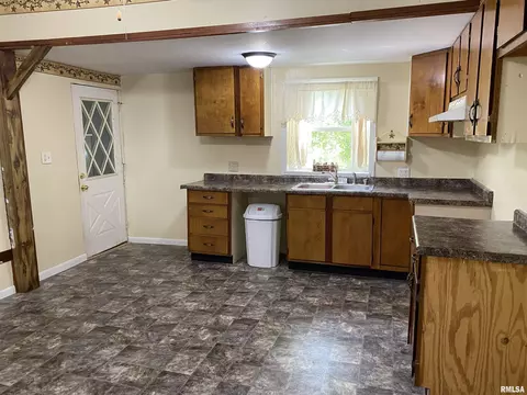 1052 E Walnut St, Canton, IL 61520 photo 10