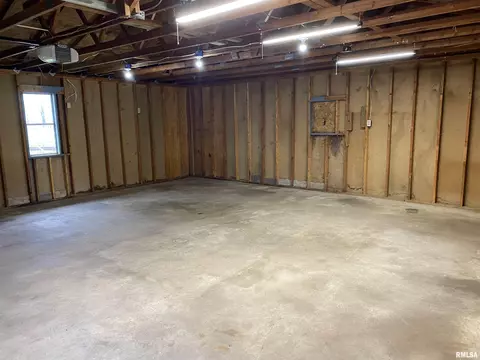 1052 E Walnut St, Canton, IL 61520 photo 25