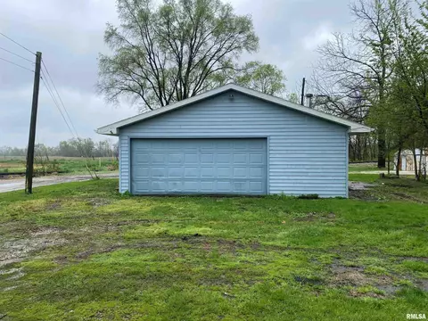1052 E Walnut St, Canton, IL 61520 photo 2