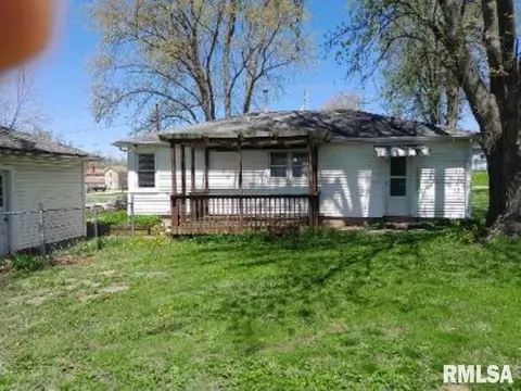 207 W Maple St, Washburn, IL 61570 photo 2