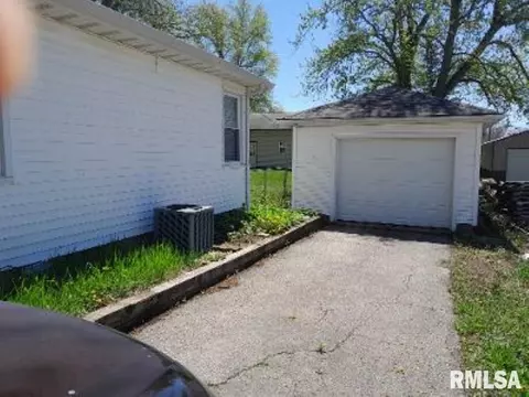 207 W Maple St, Washburn, IL 61570 photo 3