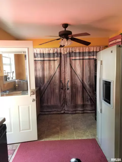 243 E Olive St, Canton, IL 61520 photo 9