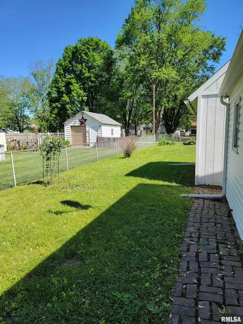 927 E Walnut St, Canton, IL 61520 photo 26