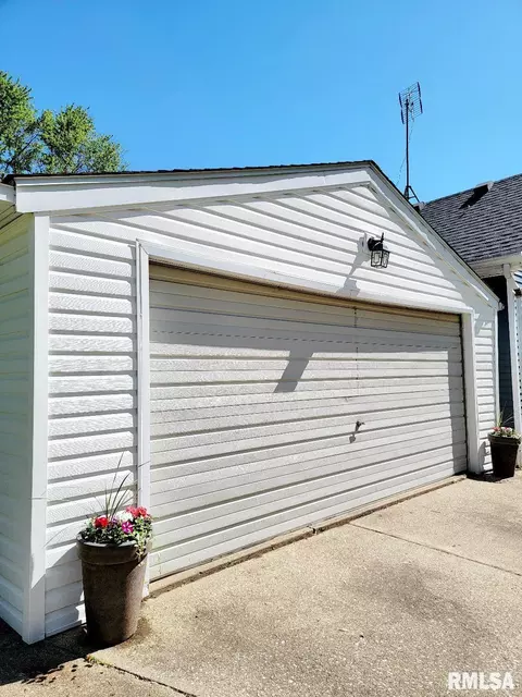 927 E Walnut St, Canton, IL 61520 photo 33