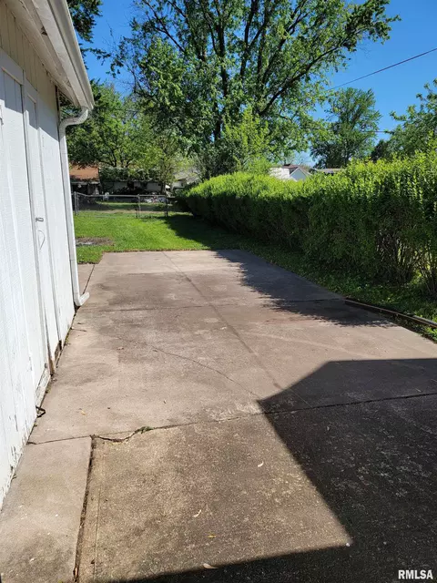 927 E Walnut St, Canton, IL 61520 photo 38