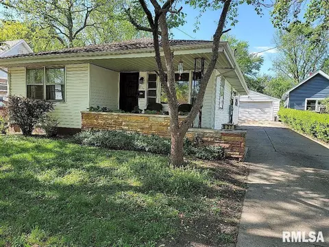 927 E Walnut St, Canton, IL 61520 photo 1