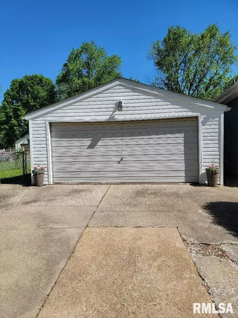 927 E Walnut St, Canton, IL 61520 photo 24