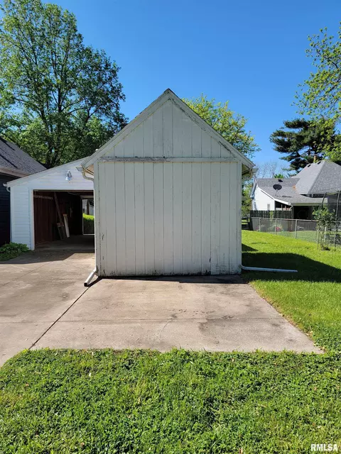 927 E Walnut St, Canton, IL 61520 photo 27