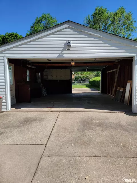 927 E Walnut St, Canton, IL 61520 photo 32