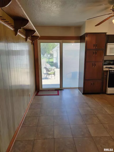 927 E Walnut St, Canton, IL 61520 photo 10