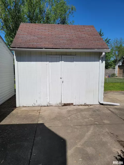 927 E Walnut St, Canton, IL 61520 photo 35