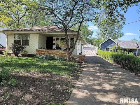 927 E Walnut St, Canton, IL 61520 photo 2