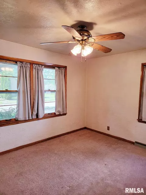 927 E Walnut St, Canton, IL 61520 photo 14