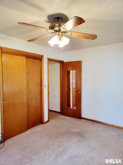 927 E Walnut St, Canton, IL 61520 photo 12