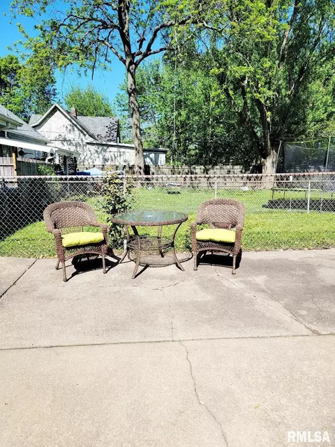 927 E Walnut St, Canton, IL 61520 photo 22